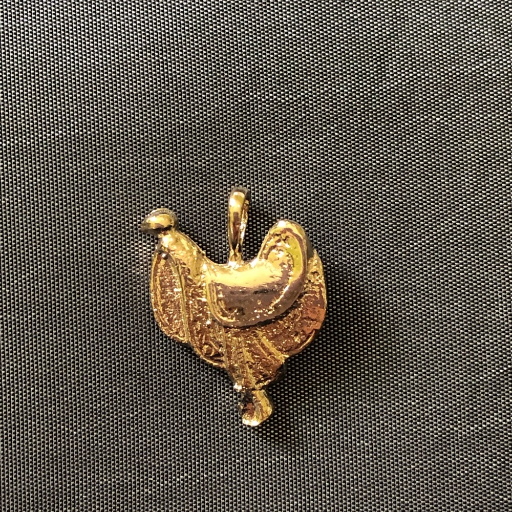 ✨Beautiful cowboy saddle golden charm✨